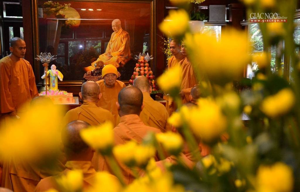 Chư vị đệ tử vấn an và lắng nghe lời dạy của Thiền sư Thích Thanh Từ