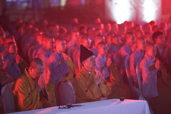 Chư tăng, ni đã tụng kinh cầu siêu, tưởng niệm 60 thanh niên xung phong đại đội 915 và các liệt sĩ đã hi sinh vì sự nghiệp giải phóng dân tộc.